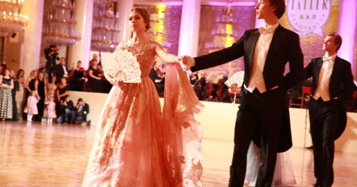 Донька Брежнєвої кружляла на балу у вишуканому вбранні / © Tatler.ru