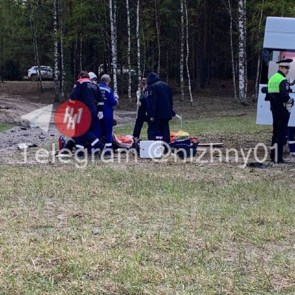 Медики надають допомогу пропагандисту Захару Прилєпіну на місці вибуху автомобіля