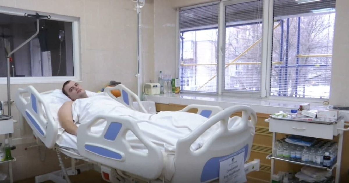 "Буквально секунда, він стоїть в дверях і стріляє в мене": найтяжчі поранені нацгвардійці розповіли подробиці стрілянини на "Південмаші"