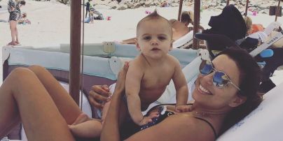 У новому купальнику: Єва Лонгорія разом з маленьким сином насолоджується відпочинком на Сент-Барті