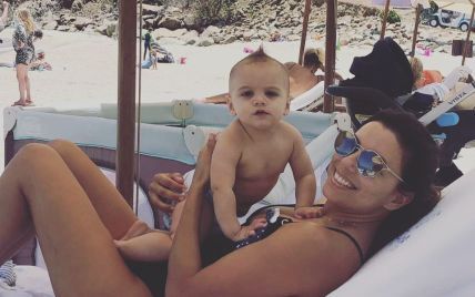У новому купальнику: Єва Лонгорія разом з маленьким сином насолоджується відпочинком на Сент-Барті