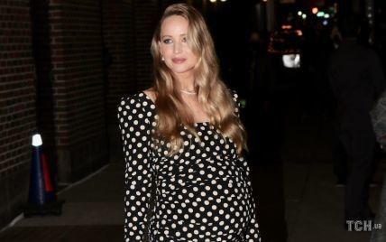 В обтислій сукні в принт polka-dot: вагітна Дженніфер Лоуренс приїхала на шоу