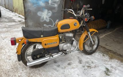 Настоящая "капсула времени": в Украине нашли новый мотоцикл, который почти 30 лет простоял в гараже (видео)