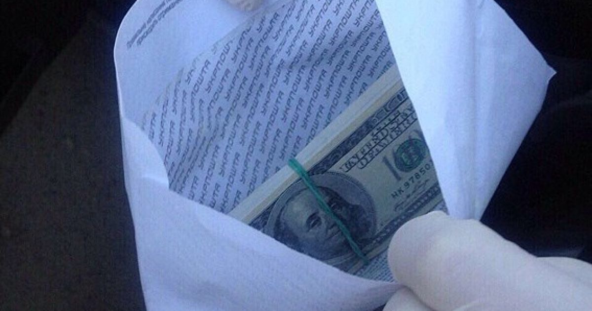 правоохоронці затримали головного виконавця міськрайвідділу державної виконавчої служби_1 / © Департамент коммуникации Нацполиции Украины