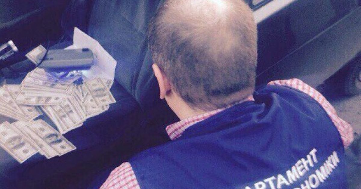 правоохоронці затримали головного виконавця міськрайвідділу державної виконавчої служби_4 / © Департамент коммуникации Нацполиции Украины