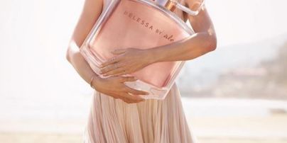 Алессандра Амбросио в платье с откровенным декольте рекламирует свой парфюм