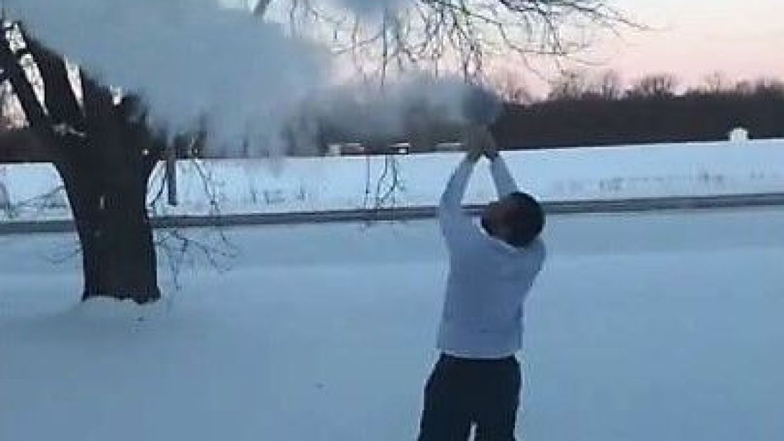 Вода превращается в снег: морозный челлендж в Сибири