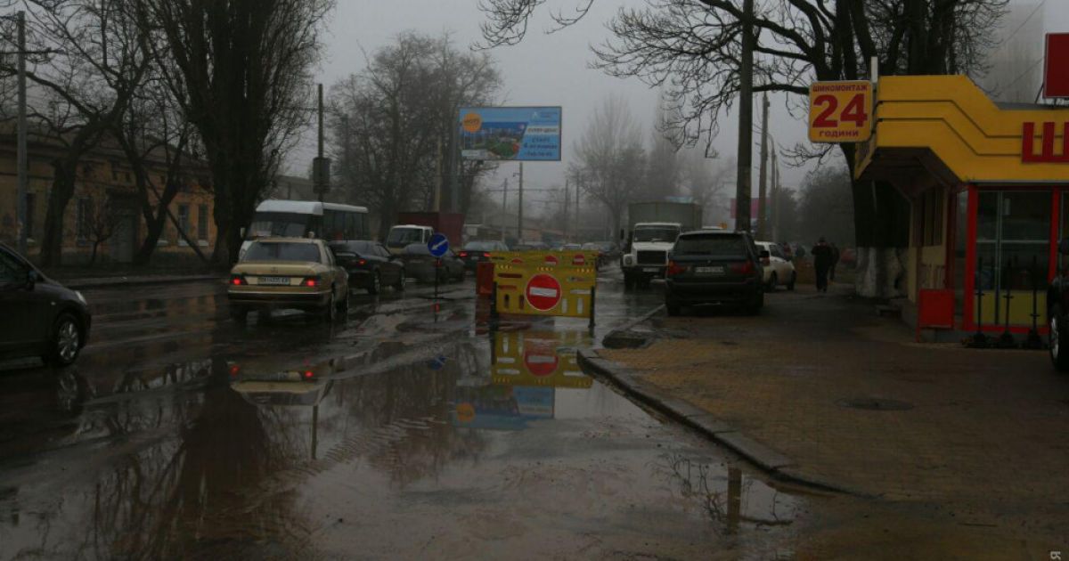 Комунальники навмання шукають місце розриву водогону в Одесі