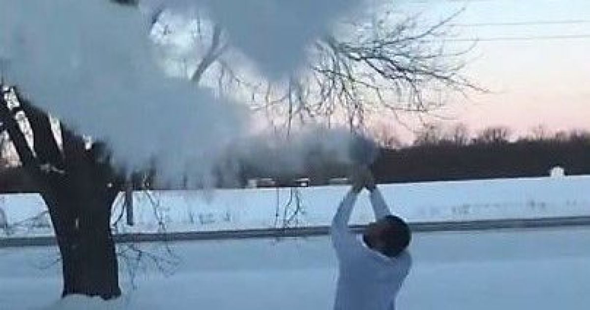 В Сети люди делятся видео, на которых кипяток мгновенно превращают в снег