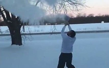В Сети люди делятся видео, на которых кипяток мгновенно превращают в снег