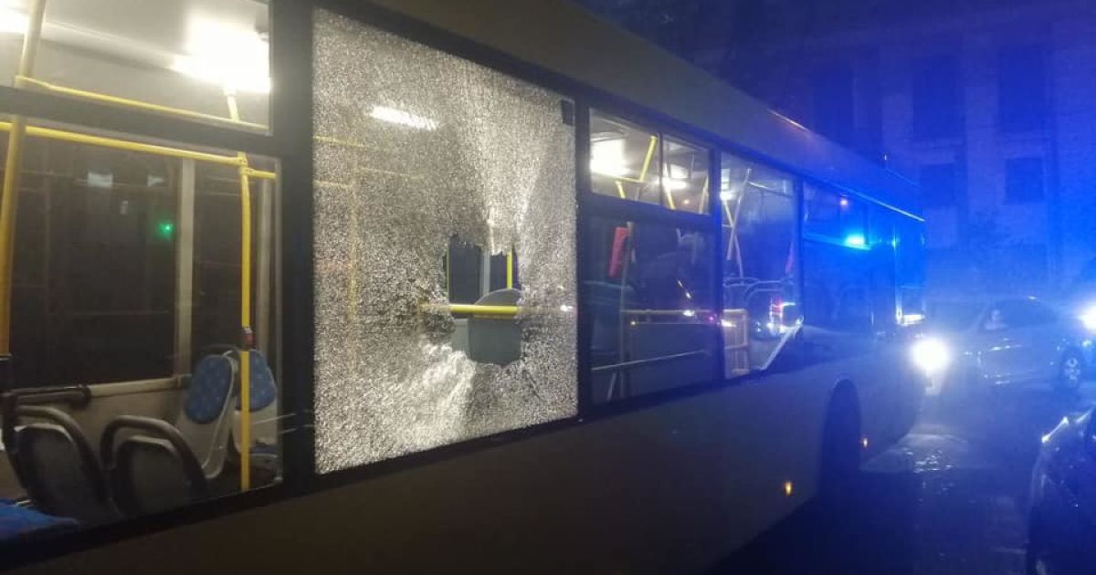 У Києві парубки закидали камінням автобуси із футбольними вболівальниками