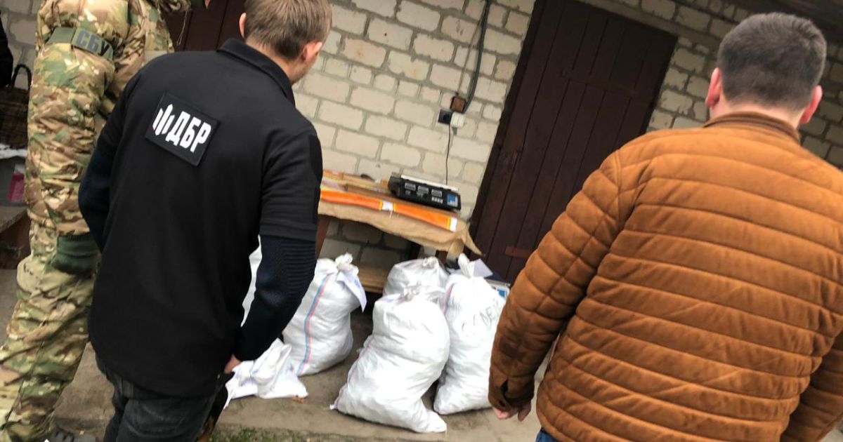 ДБР вилучило бурштину на майже 6 мільйонів гривень. До видобутку можуть бути причетні правоохоронці