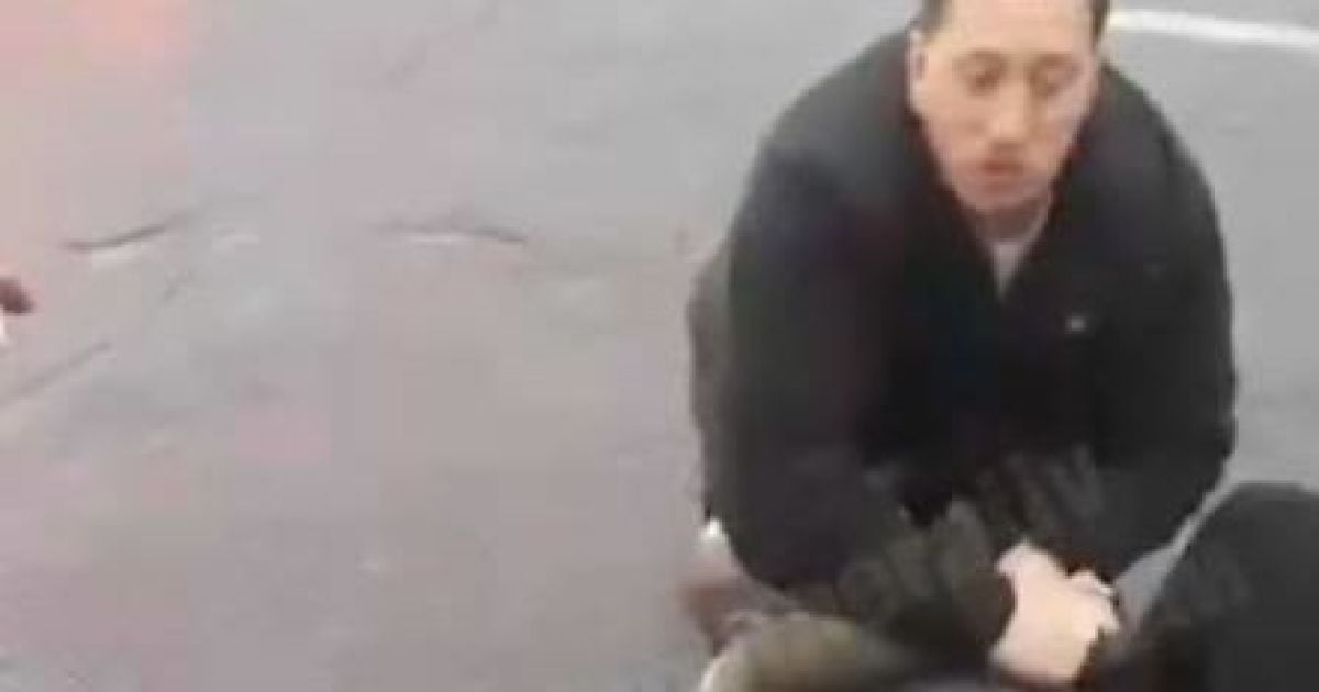 В Киеве водителя ударили ножом во время дорожного конфликта