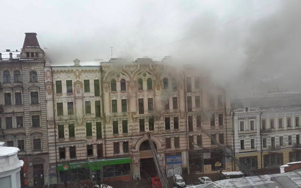 У центрі Києва загорівся будинок / © facebook.com/gennadykernes