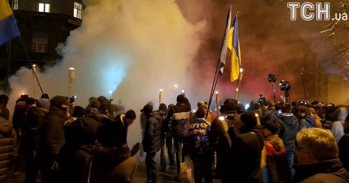 Участники акции возле Администрации президента