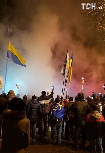 Річниця розгону Майдану. У Києві в урядовому кварталі зібралися три сотні активістів зі смолоскипами