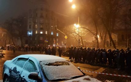 Бросали снежки и хотели установить палатку. Подробности силового разгона мирной акции возле МВД