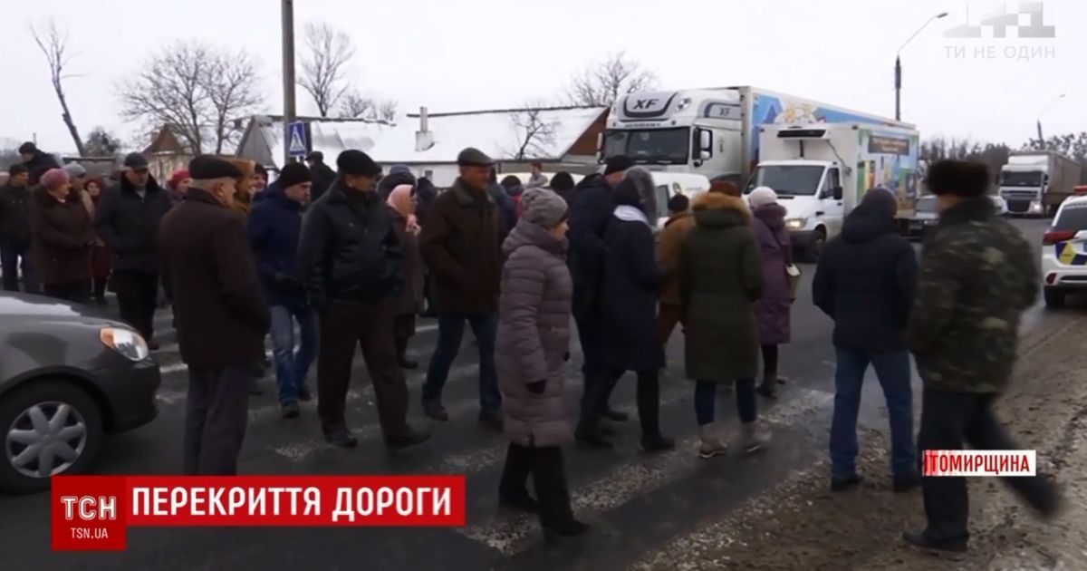 Возмущенные подорожанием проезда селяне перекрыли трассу под Житомиром
