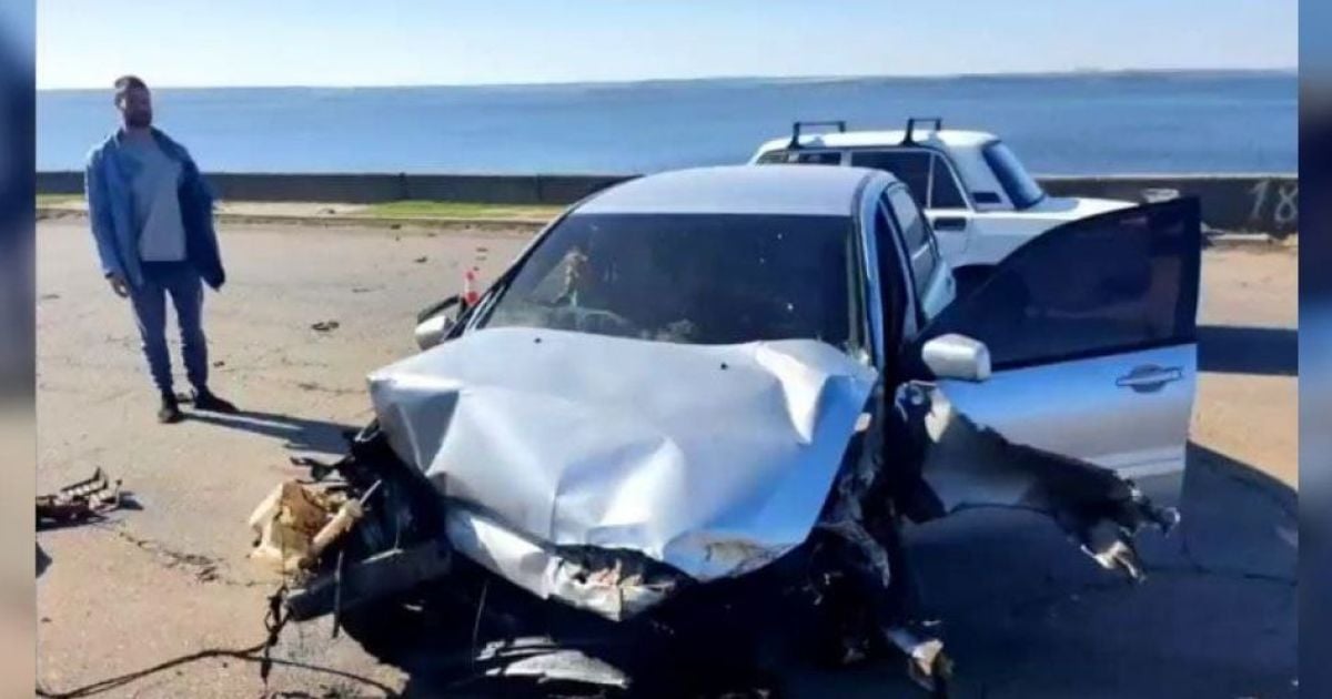 Начало раскручивать на дороге: под Днепром водитель легковушки на полной скорости влетел в отбойник