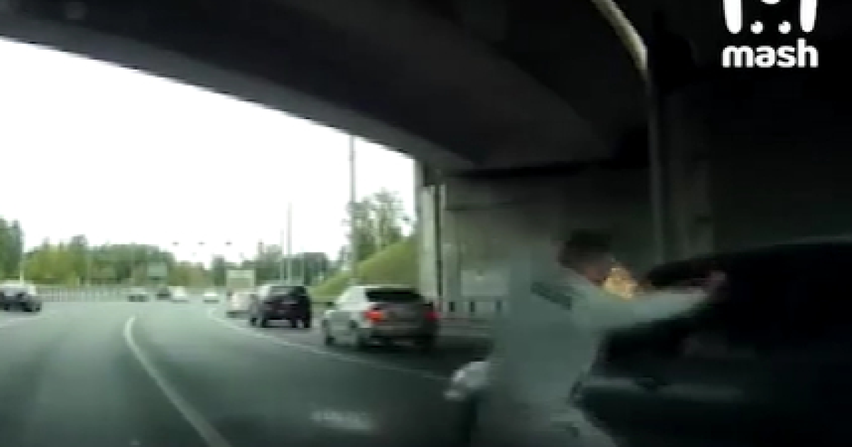 Конфлікт водіїв у Москві закінчився феєрверком за шиворотом. Відео