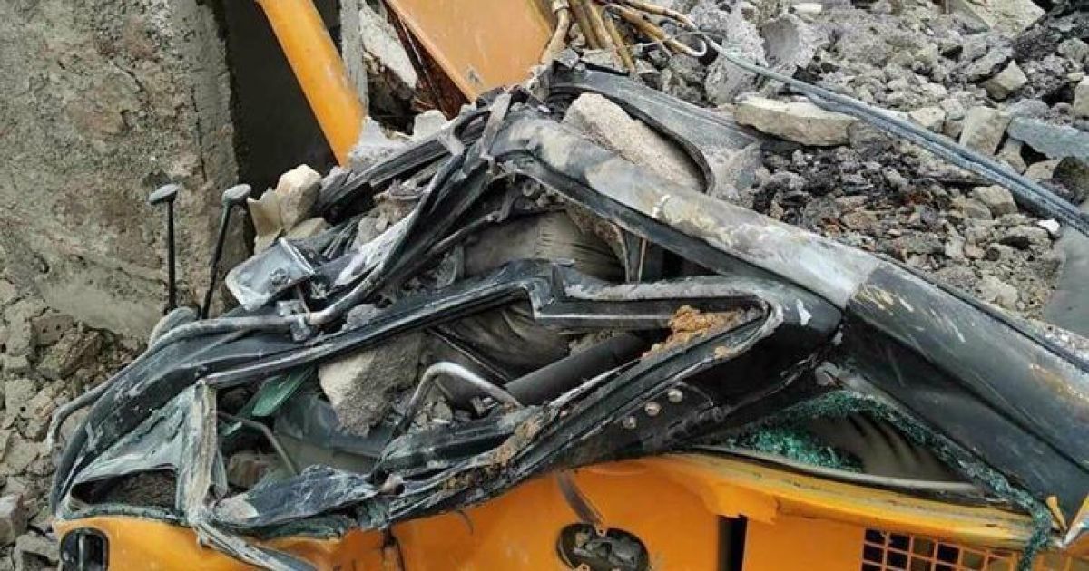 У центрі Києва бетонна плита розчавила екскаватор із водієм