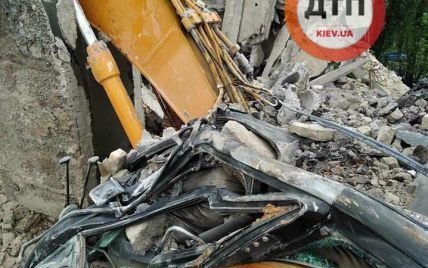 В центре Киева бетонная плита раздавила экскаватор с водителем