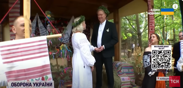 В Украине сыграли уникальную лемковскую свадьбу: украинка вышла замуж за канадца — видео
