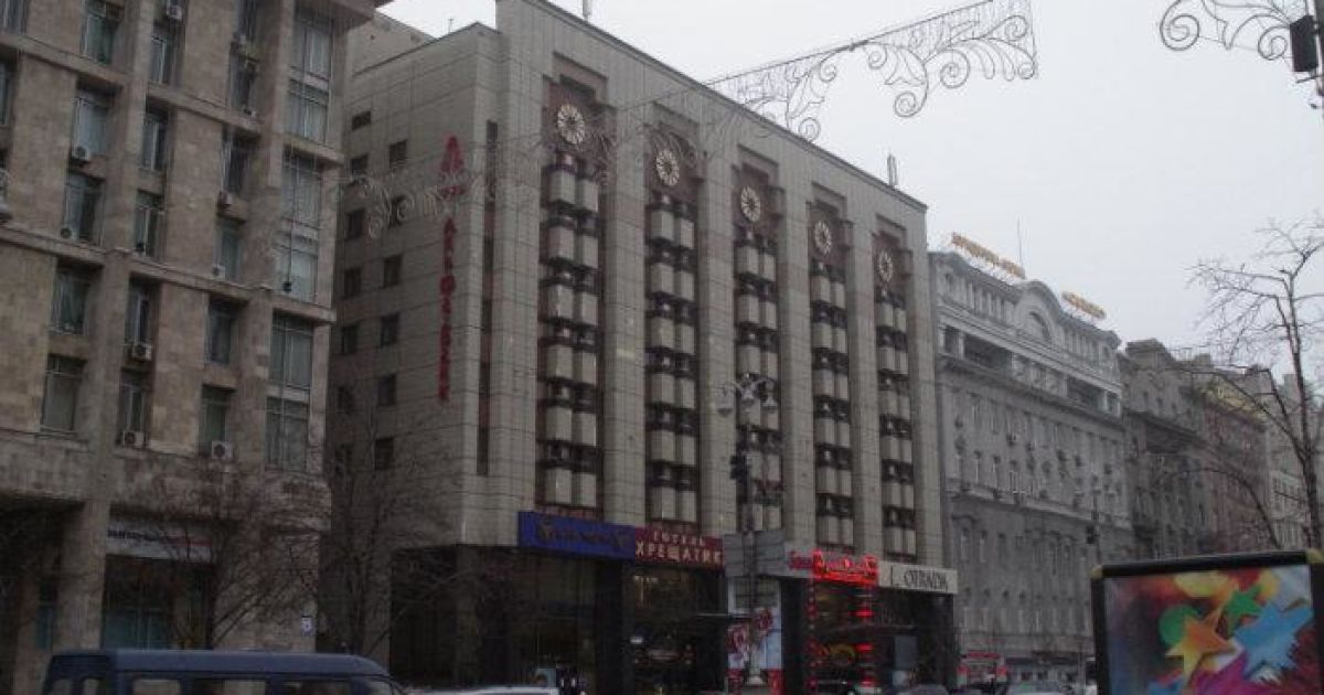 На Крещатике мужчина угрожает прыгнуть с третьего этажа отеля