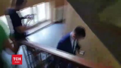 Самоотведенный адвокат Януковича убежал от журналистов