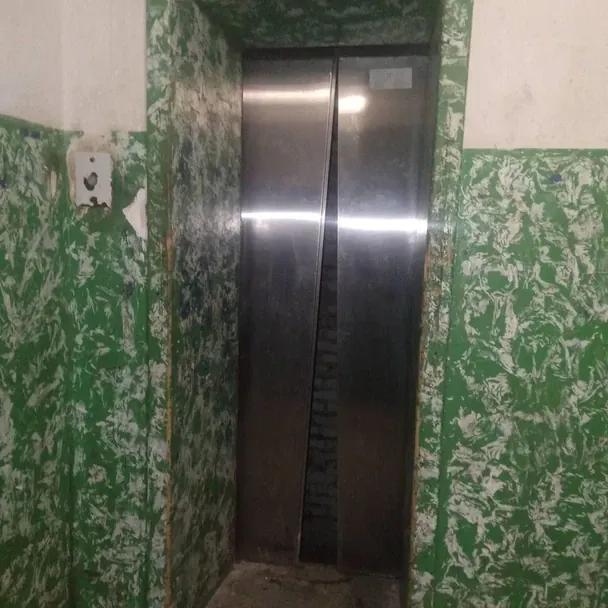 Молодики розламали двері кабіни та двері до ліфтової шахти / © ДСНС