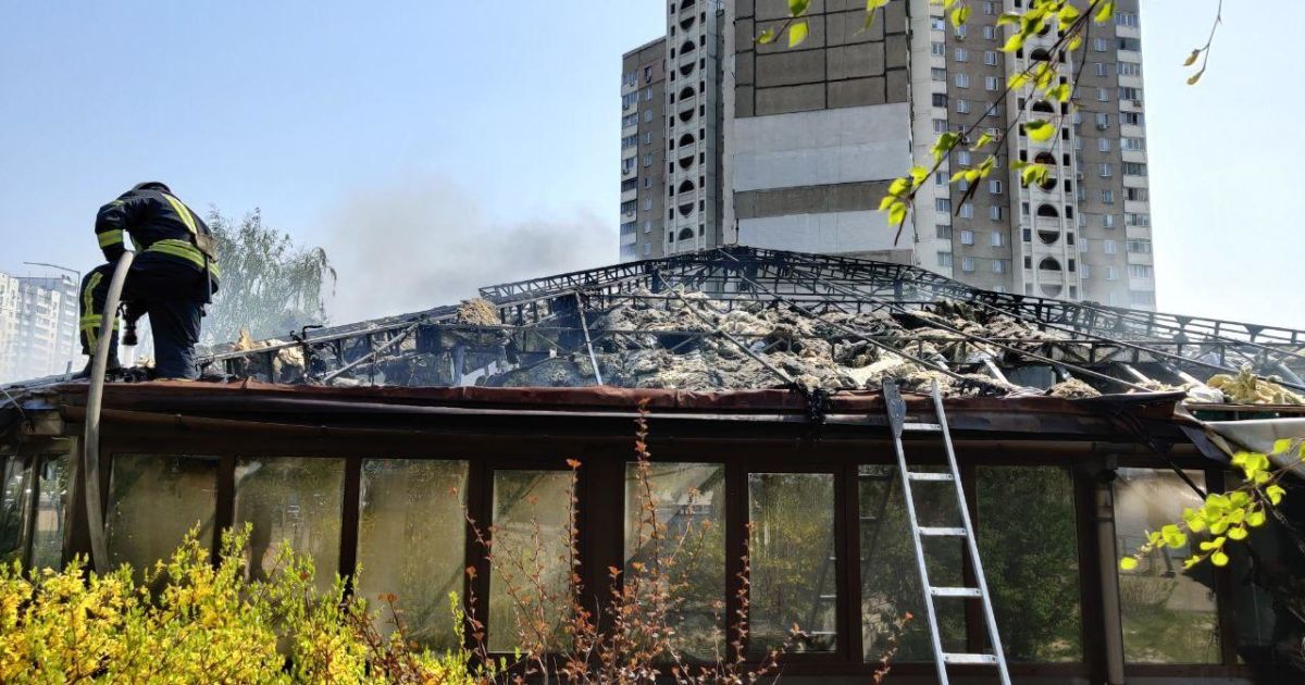 Пожежу в ресторані на Позняках ліквідували: відео інциденту