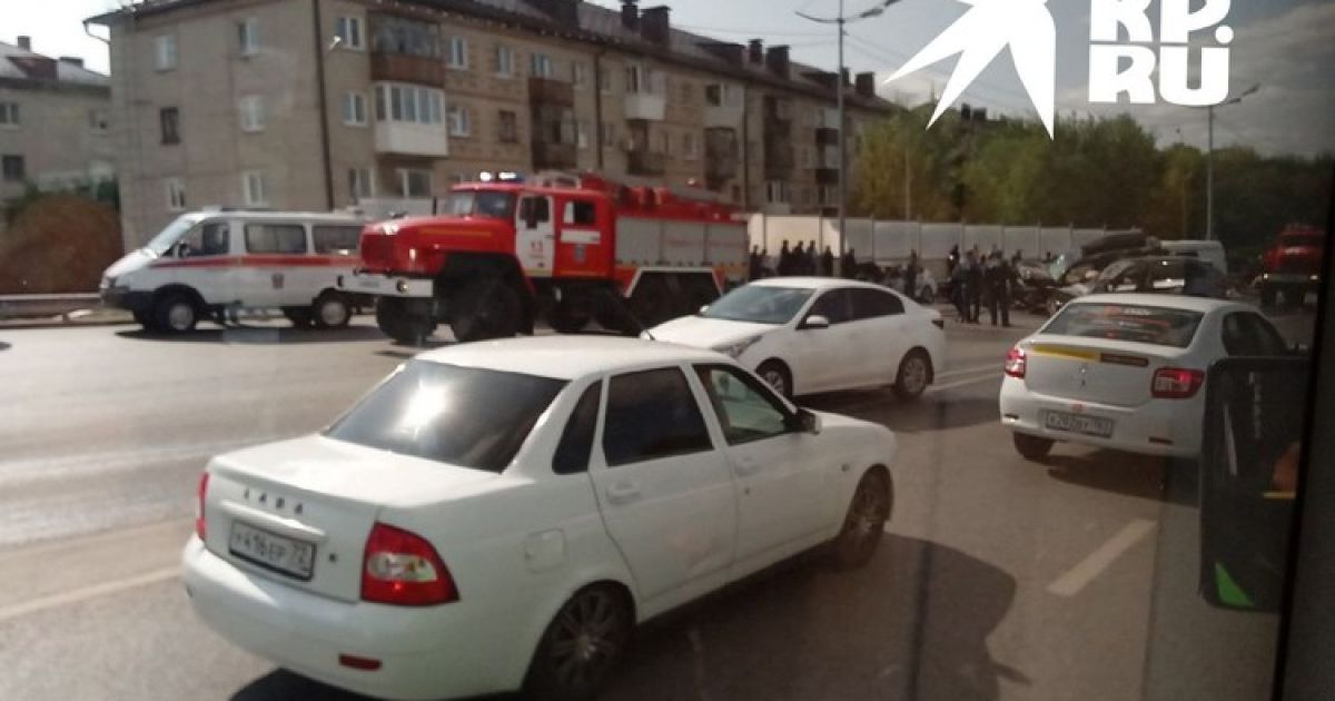 В Тюмени на мосту произошло страшное ДТП: столкнулись сразу 5 автомобилей, один загорелся (видео)