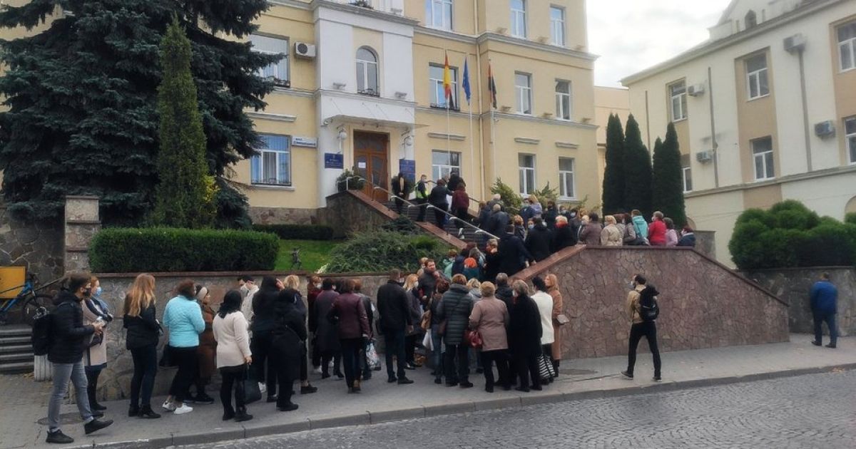Протест врачей в Луцке: медики просят не превращать роддом в коронавирусный госпиталь