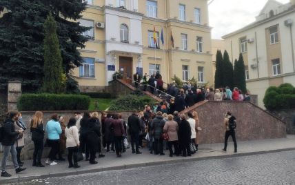 Протест врачей в Луцке: медики просят не превращать роддом в коронавирусный госпиталь