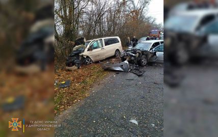 У Дніпропетровській області на швидкості лоб у лоб врізалися мікроавтобус і легковик: загинув чоловік, постраждала дитина