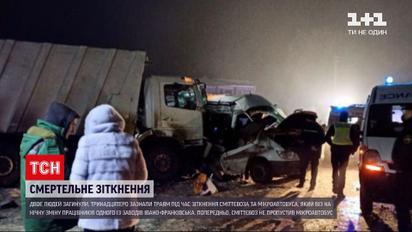 Новини України: на Прикарпатті зіткнулися сміттєвоз і мікроавтобус