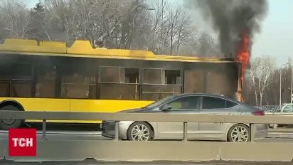 На мосту Патона в Киеве загорелся троллейбус