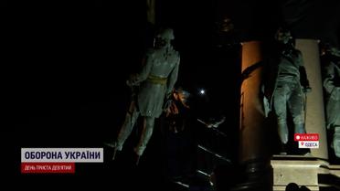 Вместо Екатерины украинский флаг: как одесситы встретили демонтаж памятника