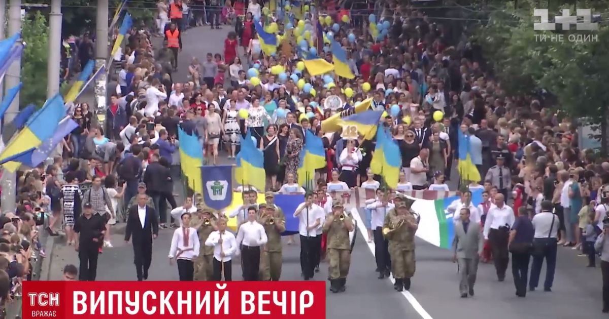 По центру Ровно под знаменами и с оркестром прошел "парад" выпускников
