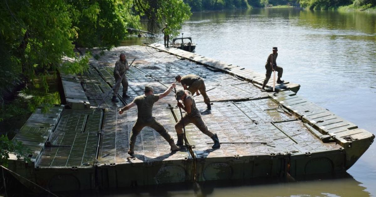 На Луганщині військові збудували через річку "міст життя"