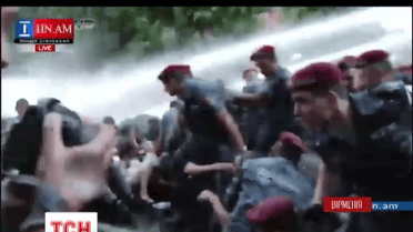 В Ереване 250 человек задержаны, два десятка активистов и полицейских в больницах