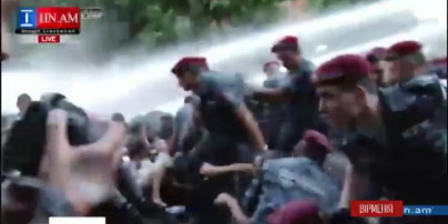 В Ереване 250 человек задержаны, два десятка активистов и полицейских в больницах