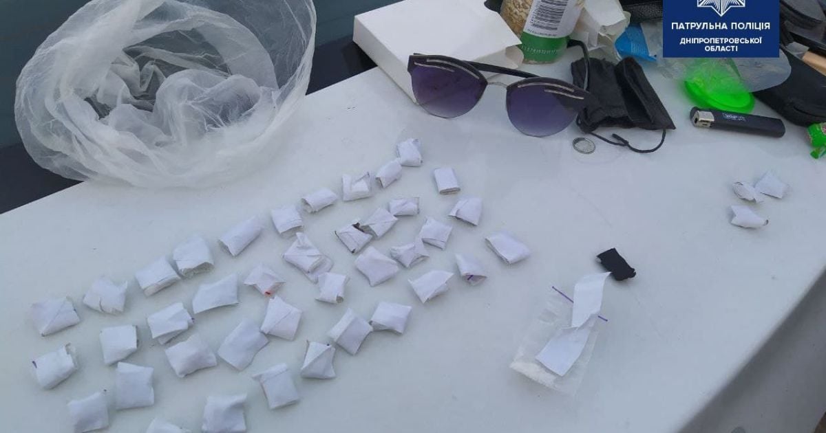 В Днепре полиция остановила женщину, которая перешла дорогу в неустановленном месте: она была задержана с метадоном