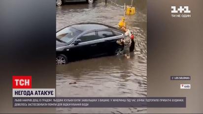 Новини України: потужна злива з градом накрила Рівне