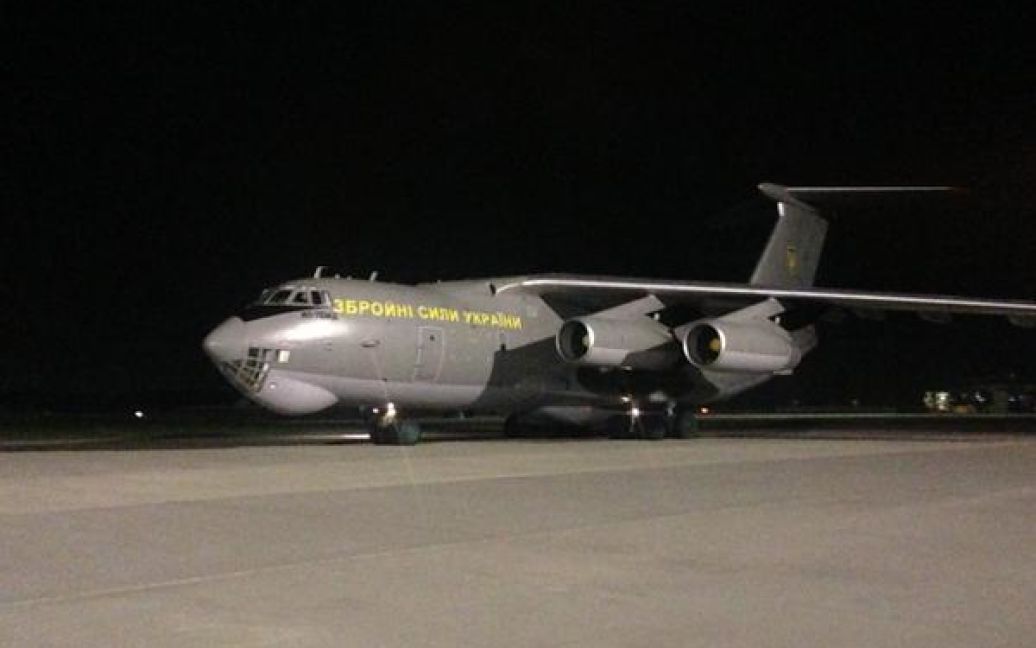 Після багатьох пригод літак Іл-76 нарешті повернувся в Україну / © Twitter/@HromadskeTV