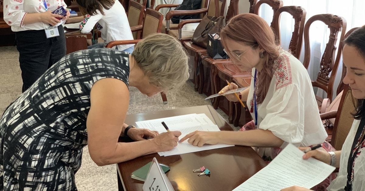 На закордонних виборчих дільницях лідирує партія Порошенка