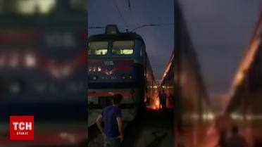 Очевидці зафільмували людину, що загорілась на вокзалі