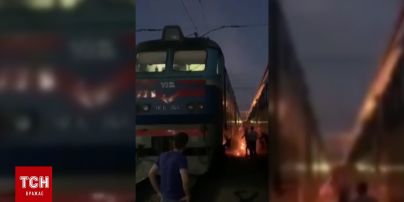 Очевидці зафільмували людину, що загорілась на вокзалі