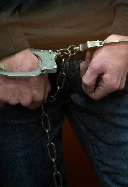 На чоловіка одягнули кайданки