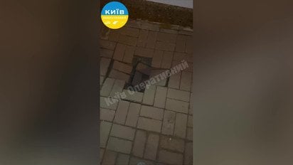 У входа в станцию метро «Голосеевская» образовалась глубокая яма